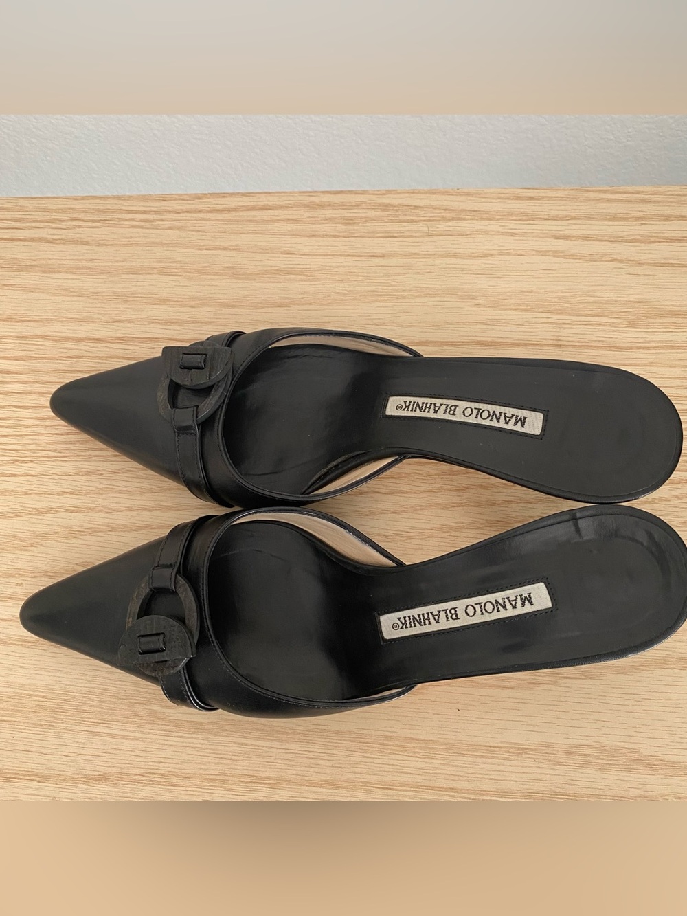 Y2K Manolo Blahnik black leather closed toe mule with kitten heel - Picture 11 of 15